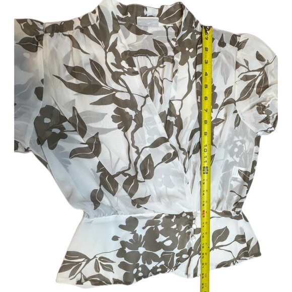 Eva Mendes New Gray White Top Flowy Short Sleeve Floral Blouse Medium - Picture 4 of 9